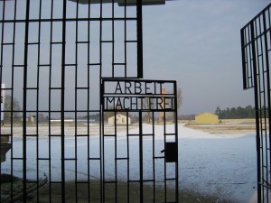  O Campo de concentração Sachsenhausen foi um dos três maiores e esteve ativo entre os anos de 1936 a 1945 na região de Oranienburg. No inicio o regime utilizou o campo destinado a prisioneiros políticos, porém em 1938 foram enviados para lá os primeiros os judeus, polacos, ciganos, homossexuais, testemunhas de jeová e prisioneiros de guerra.