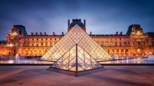 O Museu do Louvre é a segunda maior atração de Paris, ficando atrás apenas da Torre Eiffel. Milhares de pessoas passam pelo Louvre anualmente e os mais de 8 milhões de visitantes/ano fazem dele um dos mais visitados do mundo...MAIS